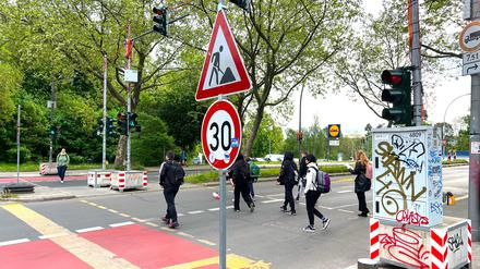 Die Baustellenampel beweist: Eine Ampel über den Steglitzer Damm wird genutzt und bremst den Verkehr nicht zusätzlichaus.