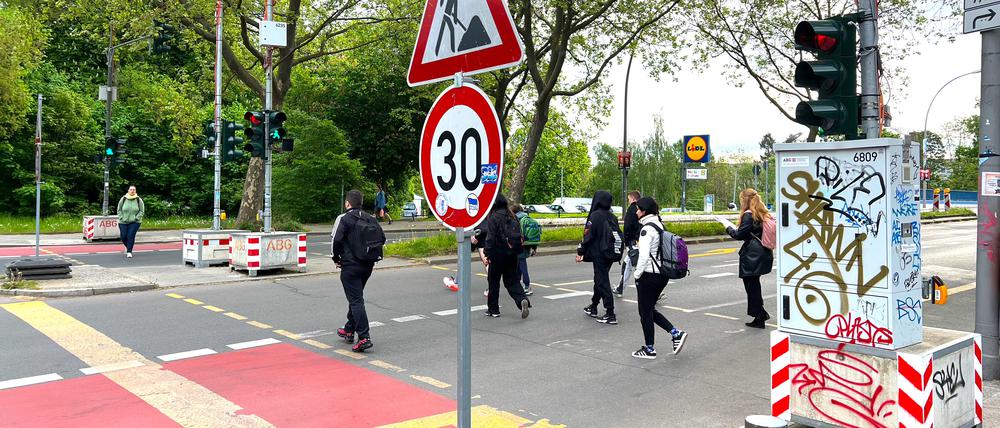 Die Baustellenampel beweist: Eine Ampel über den Steglitzer Damm wird genutzt und bremst den Verkehr nicht zusätzlichaus.