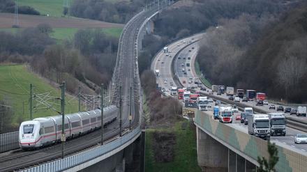 ARCHIV - 17.03.2023, Rheinland-Pfalz, Neustadt (Wied): Ein ICE der Deutschen Bahn (l) fährt auf der Strecke Köln Frankfurt in Richtung Frankfurt/Main neben der Autobahn A3 (r) über die Wiedttalbrücke. Die wichtige ICE-Schnellfahrstrecke zwischen Köln und Frankfurt/Main soll einem Medienbericht zufolge im Sommer für einige Wochen gesperrt werden. (zu dpa: «Bericht: ICE-Strecke zwischen Köln und Frankfurt im Sommer gesperrt») Foto: Oliver Berg/dpa +++ dpa-Bildfunk +++