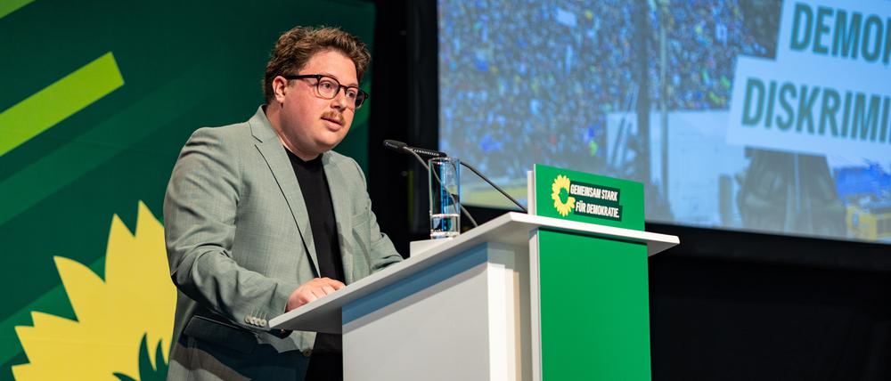 Daniel Eliasson (26) ist stellvertretender Fraktionsvorsitzender von Bündnis 90/Die Grünen in Steglitz-Zehlendorf. Er ist massiven Bedrohungen und antisemitischer Hetze ausgesetzt.© Santiago Rodriguez