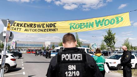 Eine Aktion von Robin Wood am Tesla-Werk 