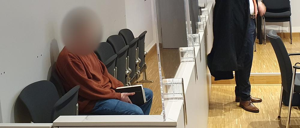Der 50-jährige Vater (l) sitzt im Amtsgericht, rechts sein Verteidiger Fabian Kierdorf. Dem Mann werden Misshandlung von Schutzbefohlenen und Verletzung der Fürsorge- und Erziehungspflicht vorgeworfen. 