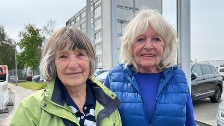 Das Sozialkaufhaus „Rumpelbasar“ in Lichterfelde musste schließen: Durch die Löscharbeiten bei Diehl Metal Applications nebenan, drang Wasser in die Räume ein. Barbara Posern (81) und Marion Herzog (79) sind beide im Vorstand des „Rumpelbasar“-Trägervereins. 