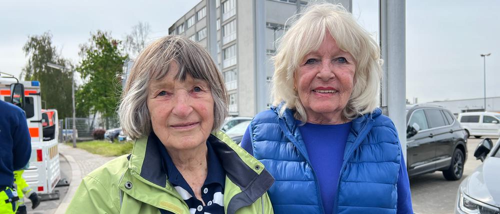 Das Sozialkaufhaus „Rumpelbasar“ in Lichterfelde musste schließen: Durch die Löscharbeiten bei Diehl Metal Applications nebenan, drang Wasser in die Räume ein. Barbara Posern (81) und Marion Herzog (79) sind beide im Vorstand des „Rumpelbasar“-Trägervereins.