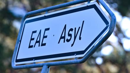 Ein Wegweiser mit der Abkürzung «EAE» und «Asyl» zur Erstaufnahme-Einrichtungen (EAE) des Landes Brandenburg in Eisenhüttenstadt. 