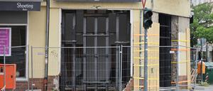 Mit diesen Stahlstützen wurde das einsturzgefährdete Haus in Schöneberg abgesichert. 