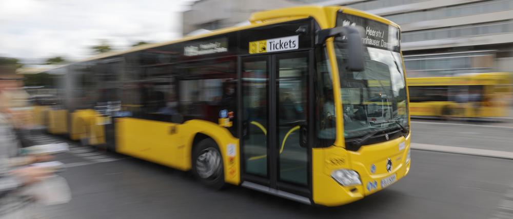 Ein Bus der Berliner Verkehrsbetriebe (BVG) fährt am Zoologischen Garten vorbei.