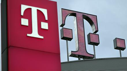 Das Logo der Telekom steht auf dem Dach der Unternehmenszentrale.