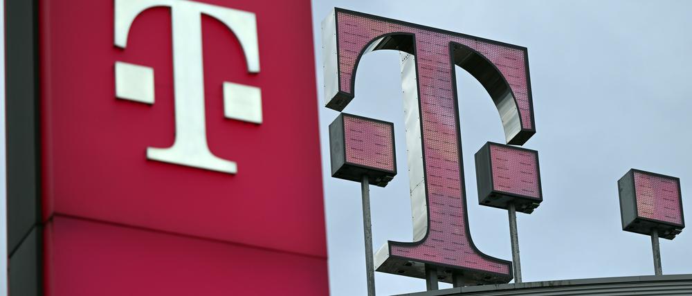 Das Logo der Telekom steht auf dem Dach der Unternehmenszentrale. 