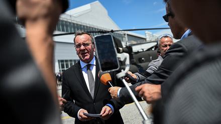 Boris Pistorius spricht zu den Journalisten, nachdem er sich einen Chinook-Hubschrauber bei einem Besuch der Firma Boeing angesehen hat.