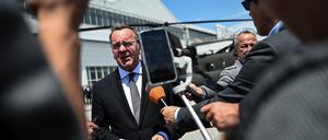 Boris Pistorius spricht zu den Journalisten, nachdem er sich einen Chinook-Hubschrauber bei einem Besuch der Firma Boeing angesehen hat.