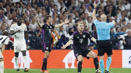 Matthijs De Ligt und seine Münchner haderten mit der späten Fehlentscheidung von Szymon Marciniak. 