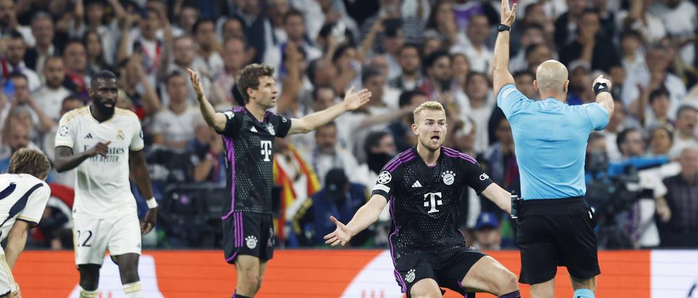 Matthijs De Ligt und seine Münchner haderten mit der späten Fehlentscheidung von Szymon Marciniak.