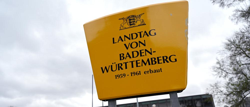 Ein Schild ist vor dem Landtag von Baden-Württemberg zu sehen.