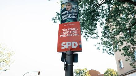 Wahlplakate der AFD, Grünen und SPD ohne Gesichter.
