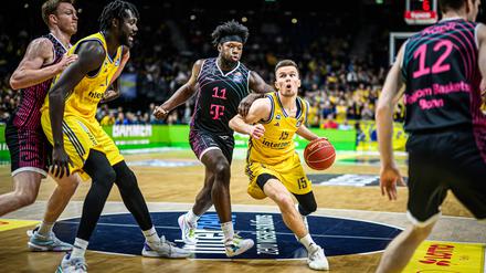 Martin Hermannsson dribbelt sich durchs Getümmel. Der Sieg gegen Bonn war für Alba ein wichtiger Schritt, um sich Platz zwei zu sichern. 