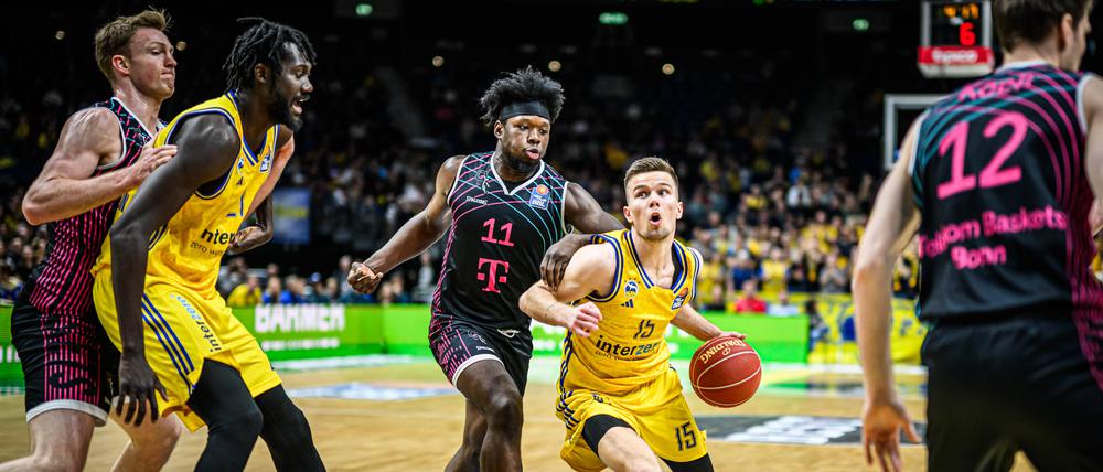 Martin Hermannsson dribbelt sich durchs Getümmel. Der Sieg gegen Bonn war für Alba ein wichtiger Schritt, um sich Platz zwei zu sichern. 