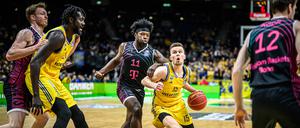 Martin Hermannsson dribbelt sich durchs Getümmel. Der Sieg gegen Bonn war für Alba ein wichtiger Schritt, um sich Platz zwei zu sichern. 