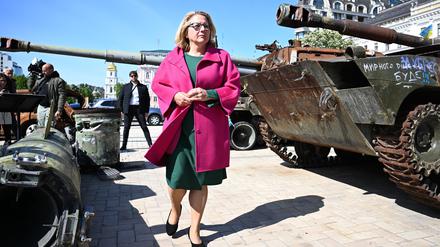 Svenja Schulze zwischen den Wracks russischer Panzer und abgeschossener Raketen, die in der Stadtmitte von Kiew ausgestellt sind