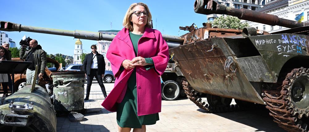 Svenja Schulze zwischen den Wracks russischer Panzer und abgeschossener Raketen, die in der Stadtmitte von Kiew ausgestellt sind