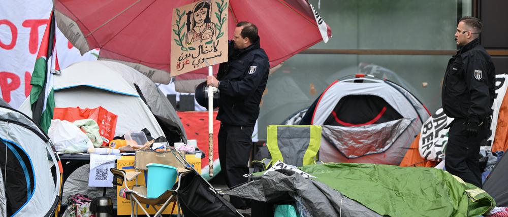 Polizeibeamte bauen nach der Räumung einer pro-palästinensischen Demonstration der Gruppe «Student Coalition Berlin» auf dem Theaterhof der Freien Universität Berlin das Camp ab.