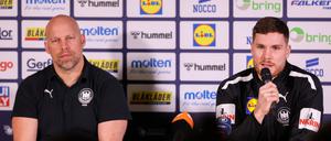 Kapitän Johannes Golla (rechts) bedauert die Trennung des Verbandes von DHB-Vorstand Axel Kromer (links) zum Jahresende.