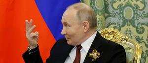Der russische Präsident gestikuliert während eines Treffens am 9. Mai in Moskau.