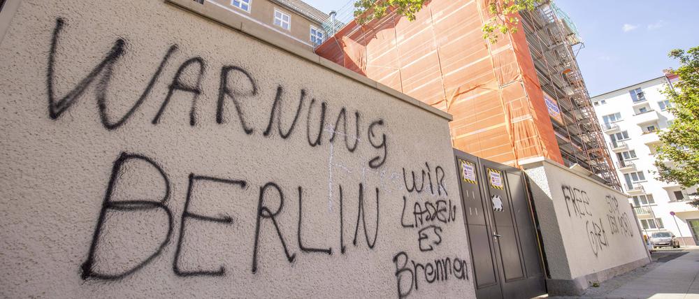 Brandanschlag und antisemitische Schmierereien am Rathaus Tiergarten
