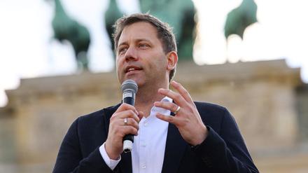 Lars Klingbeil (SPD) bei einer Kundgebung vor dem Brandenburger Tor.