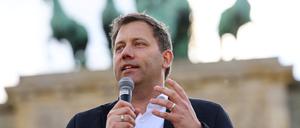 Lars Klingbeil (SPD) bei einer Kundgebung vor dem Brandenburger Tor.