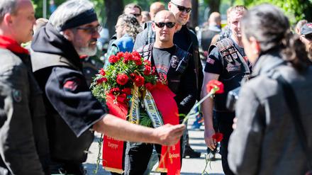 Mitglieder der russisch-nationalistischen Rockergruppe «Nachtwölfe» sammelten sich außerhalb des Sowjetischen Ehrenmals am Treptower Park.