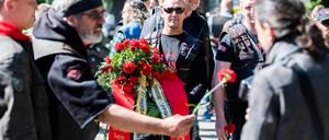 Mitglieder der russisch-nationalistischen Rockergruppe «Nachtwölfe» sammelten sich außerhalb des Sowjetischen Ehrenmals am Treptower Park.
