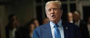 Der ehemalige US-Präsident Donald Trump spricht vor einem Prozesstag am 9. Mai zur Presse.