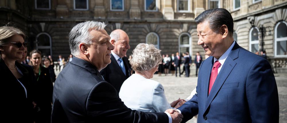 Hungarian Prime Minister Viktor Orban welcomes Chinese President Xi Jinping at the Buda Castle in Budapest, Hungary, May 9, 2024. PM Office/Vivien Cher Benko/Handout via REUTERS THIS IMAGE HAS BEEN SUPPLIED BY A THIRD PARTY. NO RESALES. NO ARCHIVES