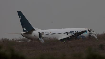 Ein von der Startbahn abgekommenes Flugzeug auf dem Flughafen in Dakar am 9. Mai 2024.