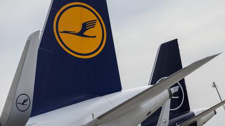 Blick auf zwei Lufthansa Flugzeuge am Berliner Flughafen BER (Archivbild vom 27.03.2024).