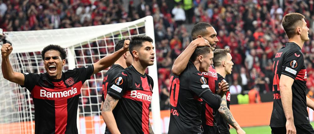 Lief. Leverkusens Spieler reagieren nach einem Eigentor durch Roms Mancini 