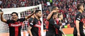 Lief. Leverkusens Spieler reagieren nach einem Eigentor durch Roms Mancini 