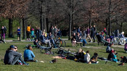 Besucher im Volkspark Friedrichshain.