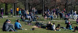 Besucher im Volkspark Friedrichshain.