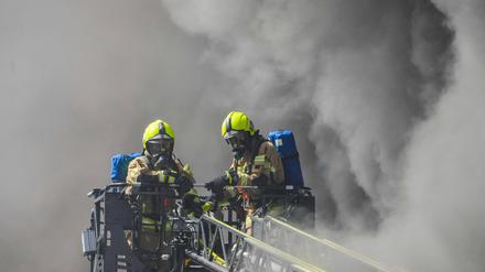03.05.2024,Berlin,GER, - Großbrand in Berlin Lichterfelde. *** 03 05 2024,Berlin,GER, Major fire in Berlin Lichterfelde