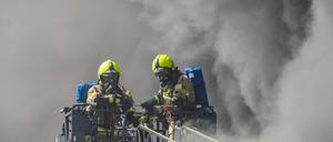 03.05.2024,Berlin,GER, - Großbrand in Berlin Lichterfelde. *** 03 05 2024,Berlin,GER, Major fire in Berlin Lichterfelde