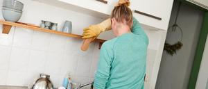 Was viele Long-Covid-Betroffene erst einmal akzeptieren lernen müssen: Auch kleine Aufgaben im Haushalt kosten Energie.