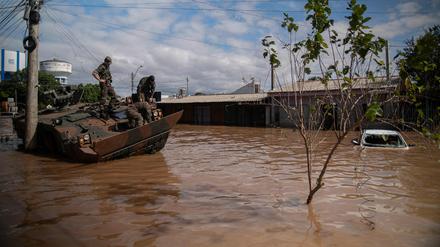 Alles unter Wasser in Eldorado do Sul, auch das Gefährt der Soldaten. 