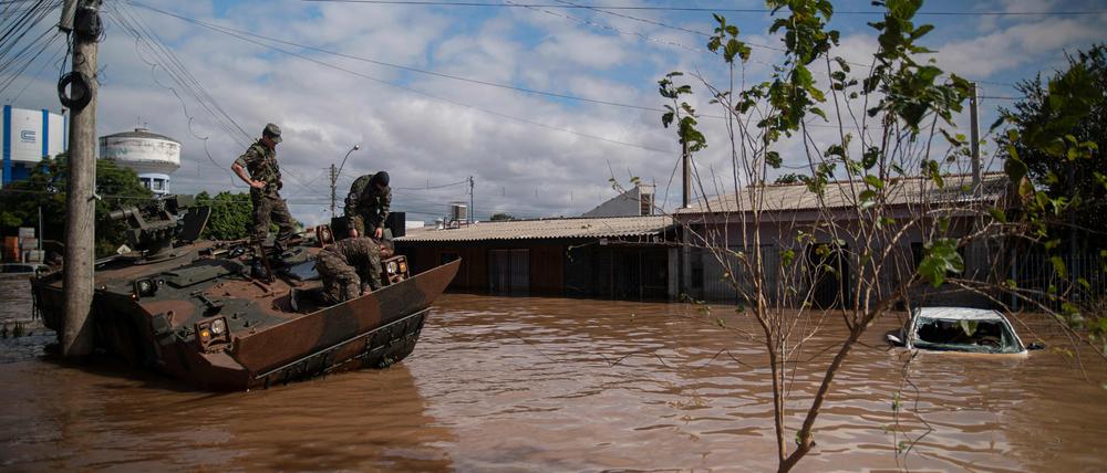 Alles unter Wasser in Eldorado do Sul, auch das Gefährt der Soldaten. 
