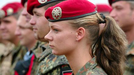 Männliche und weibliche Feldjäger der Bundeswehr des Streitkräftekommandos IV stehen auf dem Truppenübungsplatz der Rommelkaserne.