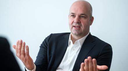 ARCHIV - 06.09.2021, Berlin: Marcel Fratzscher, Präsident des Deutschen Instituts für Wirtschaftsforschung (DIW), sitzt während eines Interviews mit der Deutschen Presse-Agentur dpa in seinem Büro. Aus Sicht von Fratzscher kann sich die Heim-EM im Sommer psychologisch und indirekt positiv auf die deutsche Wirtschaft auswirken. (zu dpa: «Experten: Kein Wirtschaftsboom durch Heim-EM») Foto: Bernd von Jutrczenka/dpa +++ dpa-Bildfunk +++