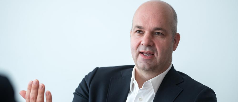 Berlin: Marcel Fratzscher, Präsident des Deutschen Instituts für Wirtschaftsforschung (DIW), sitzt während eines Interviews in seinem Büro.