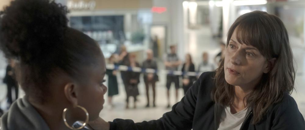 Brasch (Claudia Michelsen) befragt Gesa (Seyna Sylla).