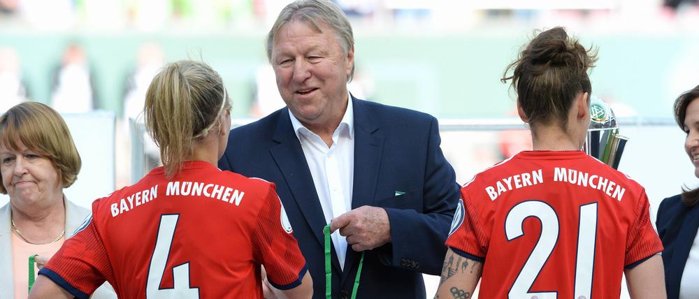 Wird bald selbst geehrt. Horst Hrubesch überreichte beim DFB-Pokalfinale der Frauen die Medaillen.